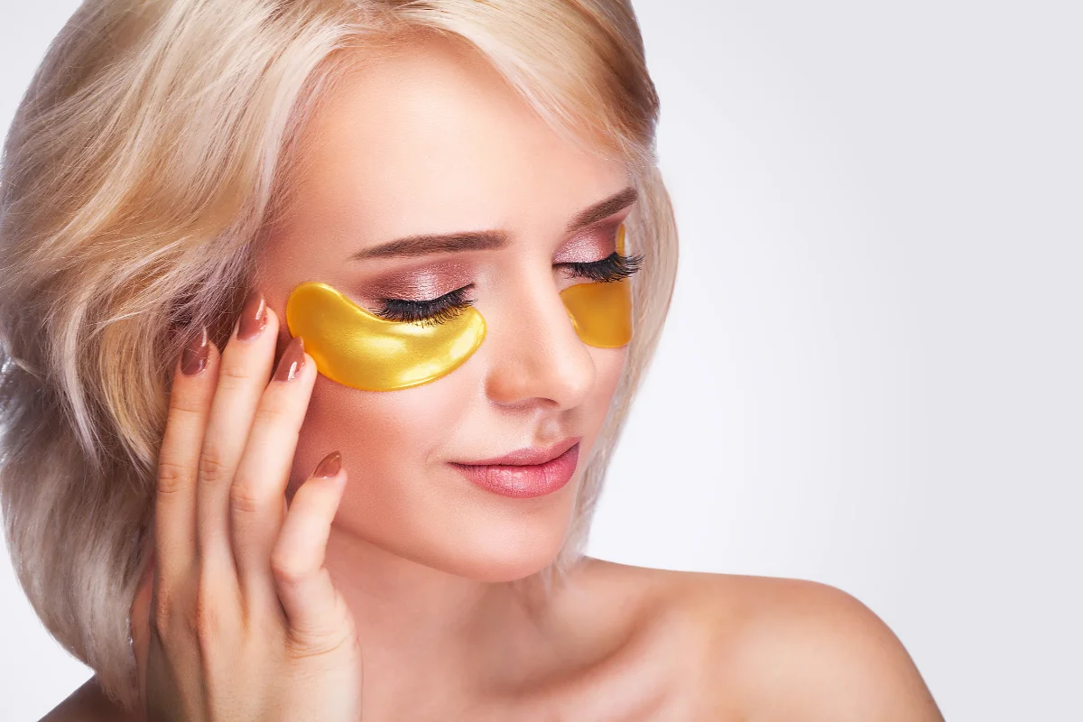 eye-mask-application-in-facial