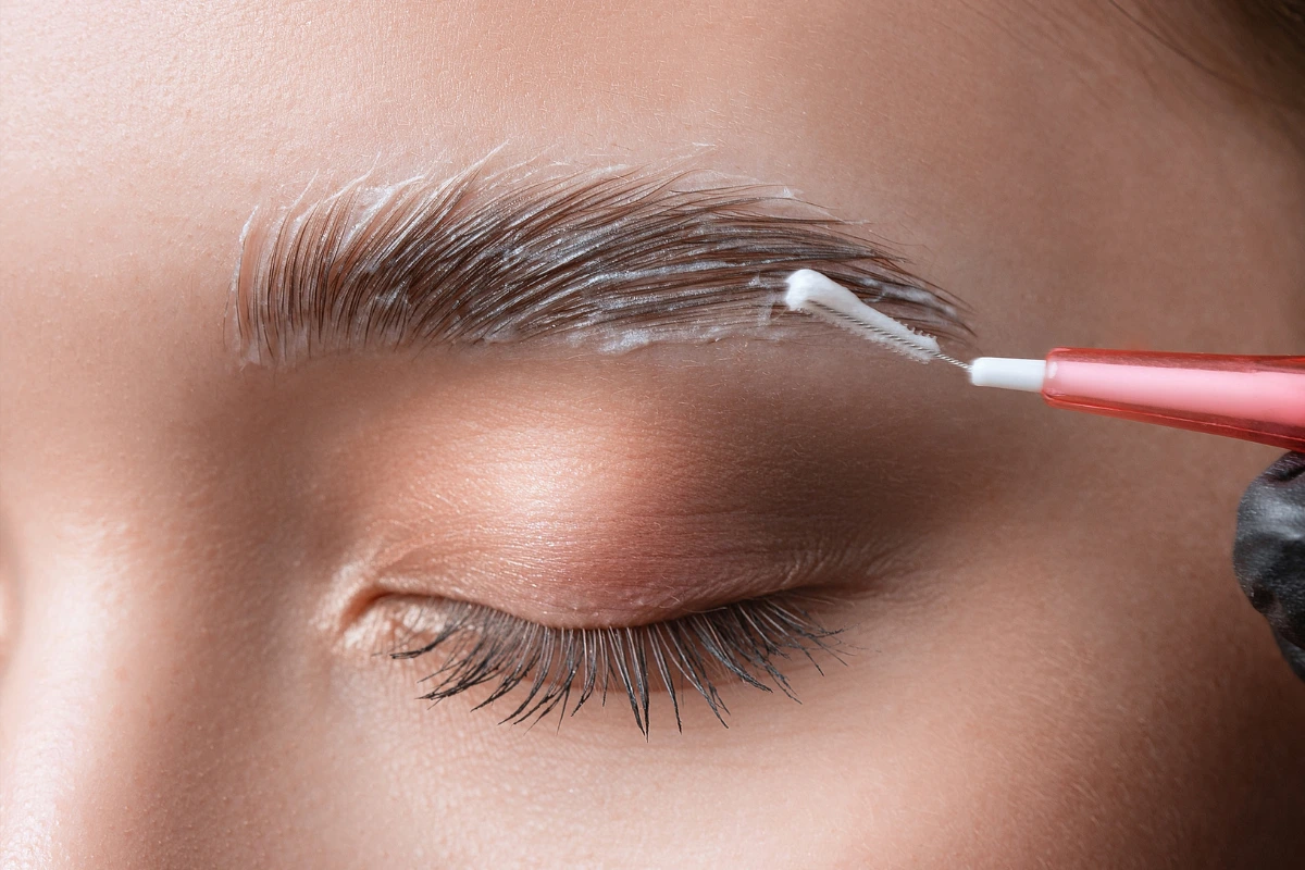 Eyebrow straightening technique with spoolie brush for sleek, aligned brows. Ideal for taming unruly brow hairs and creating a smooth, polished look